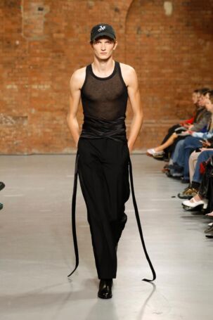 11/30 | Aaron Esh Spring 2025 | Photo: NOWFASHION.com Aaron Esh Spring 2025 | Photo: NOWFASHION.com