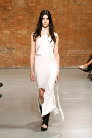 12/30 | Aaron Esh Spring 2025 | Photo: NOWFASHION.com Aaron Esh Spring 2025 | Photo: NOWFASHION.com