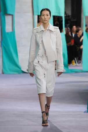2/51 | Burberry Spring 2025 | Photo: NOWFASHION.com Burberry Spring 2025 | Photo: NOWFASHION.com