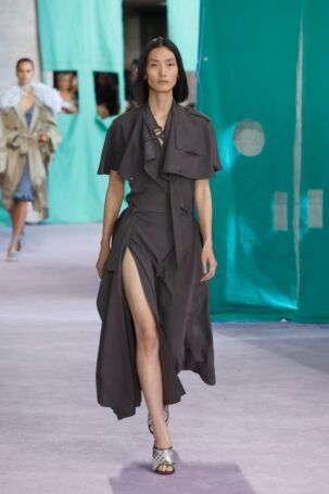 3/51 | Burberry Spring 2025 | Photo: NOWFASHION.com Burberry Spring 2025 | Photo: NOWFASHION.com