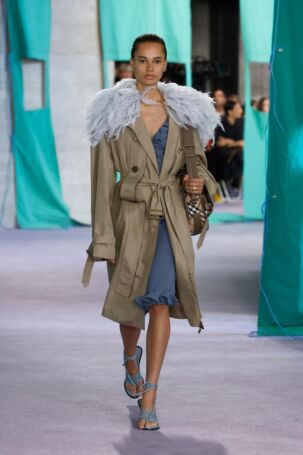4/51 | Burberry Spring 2025 | Photo: NOWFASHION.com Burberry Spring 2025 | Photo: NOWFASHION.com