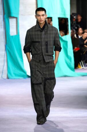6/51 | Burberry Spring 2025 | Photo: NOWFASHION.com Burberry Spring 2025 | Photo: NOWFASHION.com