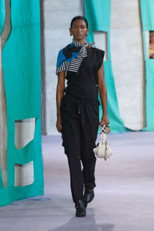 9/51 | Burberry Spring 2025 | Photo: NOWFASHION.com Burberry Spring 2025 | Photo: NOWFASHION.com