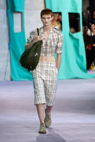 11/51 | Burberry Spring 2025 | Photo: NOWFASHION.com Burberry Spring 2025 | Photo: NOWFASHION.com