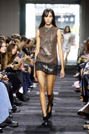 2/41 | JW Anderson Spring 2025 | Photo: NOWFASHION.com JW Anderson Spring 2025 | Photo: NOWFASHION.com