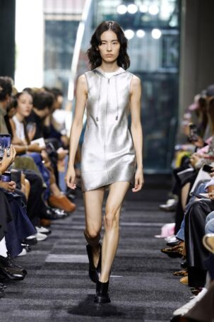3/41 | JW Anderson Spring 2025 | Photo: NOWFASHION.com JW Anderson Spring 2025 | Photo: NOWFASHION.com