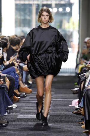 6/41 | JW Anderson Spring 2025 | Photo: NOWFASHION.com JW Anderson Spring 2025 | Photo: NOWFASHION.com