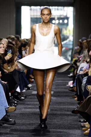 7/41 | JW Anderson Spring 2025 | Photo: NOWFASHION.com JW Anderson Spring 2025 | Photo: NOWFASHION.com