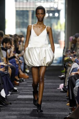10/41 | JW Anderson Spring 2025 | Photo: NOWFASHION.com JW Anderson Spring 2025 | Photo: NOWFASHION.com