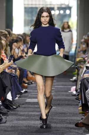 11/41 | JW Anderson Spring 2025 | Photo: NOWFASHION.com JW Anderson Spring 2025 | Photo: NOWFASHION.com