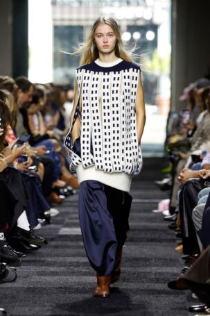 12/41 | JW Anderson Spring 2025 | Photo: NOWFASHION.com JW Anderson Spring 2025 | Photo: NOWFASHION.com