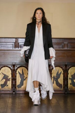 6/43 | Marques'Almeida Spring 2025 | Photo: NOWFASHION.com Marques'Almeida Spring 2025 | Photo: NOWFASHION.com