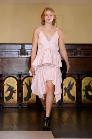9/43 | Marques'Almeida Spring 2025 | Photo: NOWFASHION.com Marques'Almeida Spring 2025 | Photo: NOWFASHION.com
