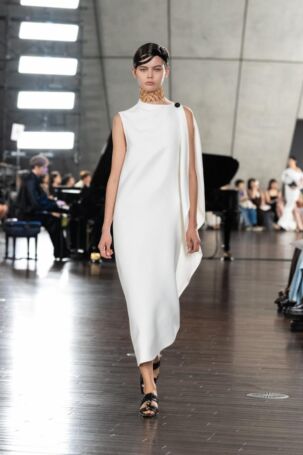 2/44 | HARUNOBUMURATA Spring 2025 | Photo Credit: JFWO Japan Fashion Week Organization HARUNOBUMURATA Spring 2025 | Photo Credit: JFWO Japan Fashion Week Organization