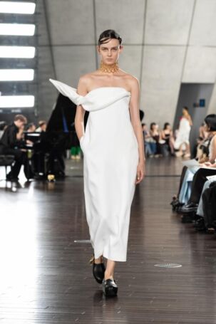 3/44 | HARUNOBUMURATA Spring 2025 | Photo Credit: JFWO Japan Fashion Week Organization HARUNOBUMURATA Spring 2025 | Photo Credit: JFWO Japan Fashion Week Organization