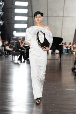 4/44 | HARUNOBUMURATA Spring 2025 | Photo Credit: JFWO Japan Fashion Week Organization HARUNOBUMURATA Spring 2025 | Photo Credit: JFWO Japan Fashion Week Organization