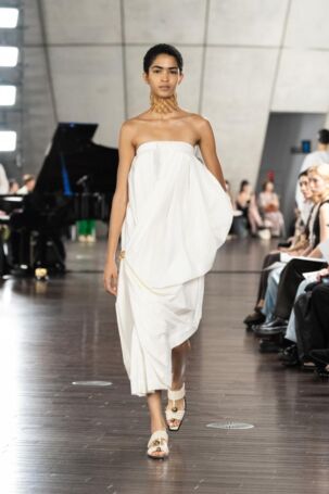 5/44 | HARUNOBUMURATA Spring 2025 | Photo Credit: JFWO Japan Fashion Week Organization HARUNOBUMURATA Spring 2025 | Photo Credit: JFWO Japan Fashion Week Organization