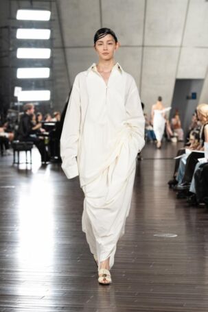 6/44 | HARUNOBUMURATA Spring 2025 | Photo Credit: JFWO Japan Fashion Week Organization HARUNOBUMURATA Spring 2025 | Photo Credit: JFWO Japan Fashion Week Organization