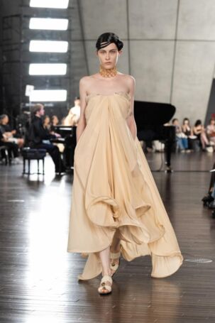 8/44 | HARUNOBUMURATA Spring 2025 | Photo Credit: JFWO Japan Fashion Week Organization HARUNOBUMURATA Spring 2025 | Photo Credit: JFWO Japan Fashion Week Organization