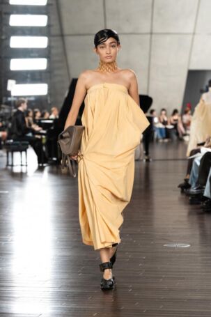 11/44 | HARUNOBUMURATA Spring 2025 | Photo Credit: JFWO Japan Fashion Week Organization HARUNOBUMURATA Spring 2025 | Photo Credit: JFWO Japan Fashion Week Organization