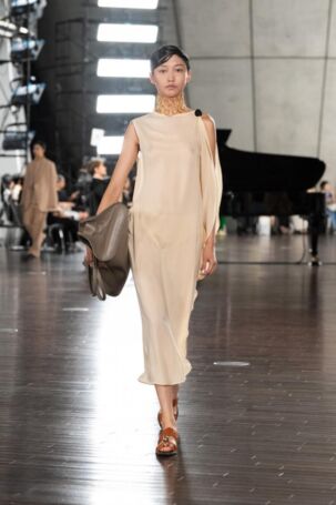 12/44 | HARUNOBUMURATA Spring 2025 | Photo Credit: JFWO Japan Fashion Week Organization HARUNOBUMURATA Spring 2025 | Photo Credit: JFWO Japan Fashion Week Organization