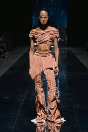 1/25 | Seivson Spring 2025 | Photo Credit: JFWO Japan Fashion Week Organization Seivson Spring 2025 | Photo Credit: JFWO Japan Fashion Week Organization