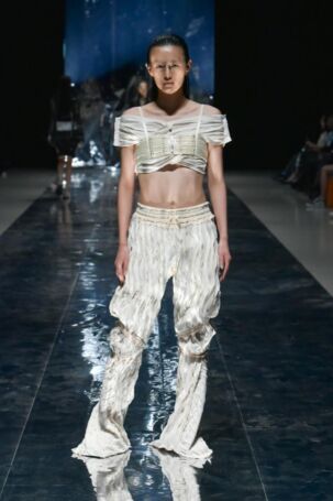 8/25 | Seivson Spring 2025 | Photo Credit: JFWO Japan Fashion Week Organization Seivson Spring 2025 | Photo Credit: JFWO Japan Fashion Week Organization
