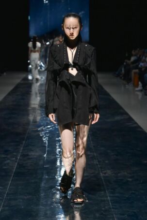9/25 | Seivson Spring 2025 | Photo Credit: JFWO Japan Fashion Week Organization Seivson Spring 2025 | Photo Credit: JFWO Japan Fashion Week Organization