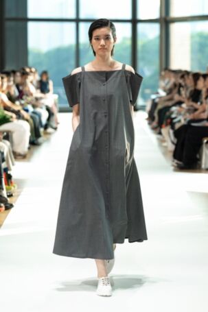 2/36 | support surface Spring 2025 | Photo Credit: JFWO Japan Fashion Week Organization support surface Spring 2025 | Photo Credit: JFWO Japan Fashion Week Organization
