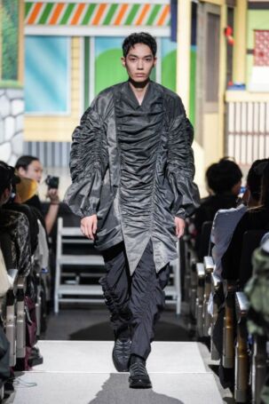 1/34 | yoshiokubo Spring 2025 | Courtesy of Japan Fashion Week Organization yoshiokubo Spring 2025 | Courtesy of Japan Fashion Week Organization