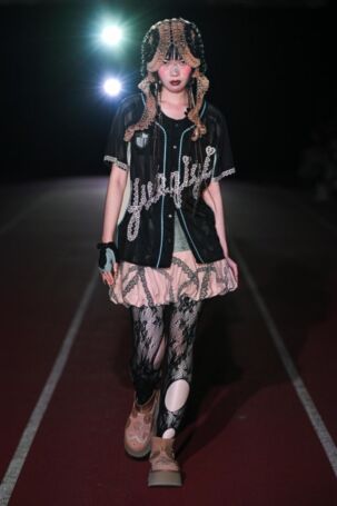 1/38 | YUEQI QI Spring 2025 | Photo: Ko Tsuchiya | Courtesy of JFWO Japan Fashion Week Organization YUEQI QI Spring 2025 | Photo: Ko Tsuchiya | Courtesy of JFWO Japan Fashion Week Organization