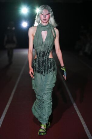 2/38 | YUEQI QI Spring 2025 | Photo: Ko Tsuchiya | Courtesy of JFWO Japan Fashion Week Organization YUEQI QI Spring 2025 | Photo: Ko Tsuchiya | Courtesy of JFWO Japan Fashion Week Organization