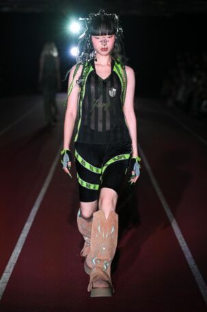3/38 | YUEQI QI Spring 2025 | Photo: Ko Tsuchiya | Courtesy of JFWO Japan Fashion Week Organization YUEQI QI Spring 2025 | Photo: Ko Tsuchiya | Courtesy of JFWO Japan Fashion Week Organization