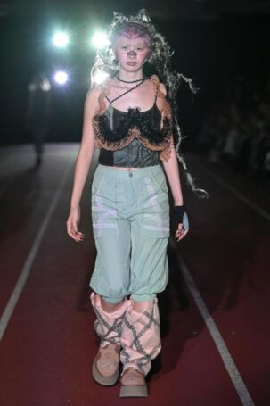 4/38 | YUEQI QI Spring 2025 | Photo: Ko Tsuchiya | Courtesy of JFWO Japan Fashion Week Organization YUEQI QI Spring 2025 | Photo: Ko Tsuchiya | Courtesy of JFWO Japan Fashion Week Organization
