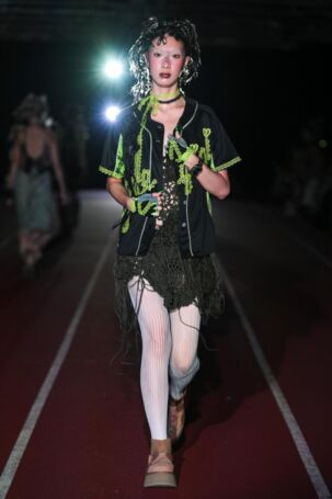 5/38 | YUEQI QI Spring 2025 | Photo: Ko Tsuchiya | Courtesy of JFWO Japan Fashion Week Organization YUEQI QI Spring 2025 | Photo: Ko Tsuchiya | Courtesy of JFWO Japan Fashion Week Organization