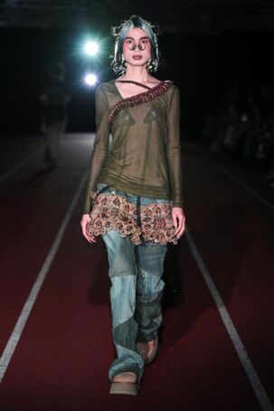 6/38 | YUEQI QI Spring 2025 | Photo: Ko Tsuchiya | Courtesy of JFWO Japan Fashion Week Organization YUEQI QI Spring 2025 | Photo: Ko Tsuchiya | Courtesy of JFWO Japan Fashion Week Organization