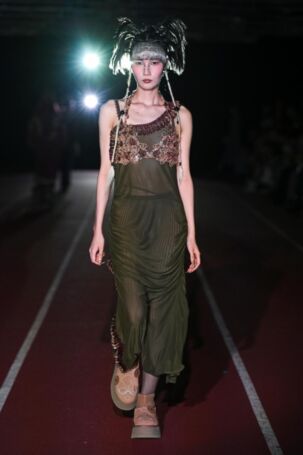 8/38 | YUEQI QI Spring 2025 | Photo: Ko Tsuchiya | Courtesy of JFWO Japan Fashion Week Organization YUEQI QI Spring 2025 | Photo: Ko Tsuchiya | Courtesy of JFWO Japan Fashion Week Organization