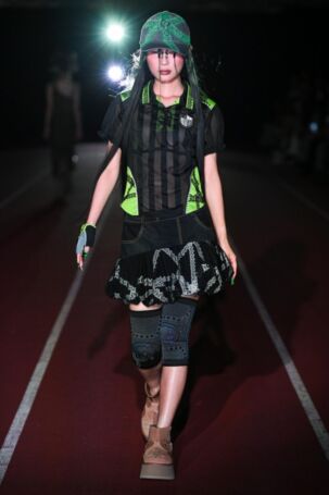 9/38 | YUEQI QI Spring 2025 | Photo: Ko Tsuchiya | Courtesy of JFWO Japan Fashion Week Organization YUEQI QI Spring 2025 | Photo: Ko Tsuchiya | Courtesy of JFWO Japan Fashion Week Organization