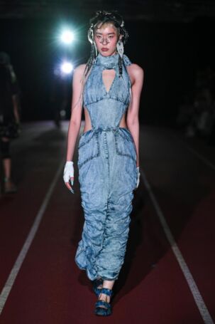 10/38 | YUEQI QI Spring 2025 | Photo: Ko Tsuchiya | Courtesy of JFWO Japan Fashion Week Organization YUEQI QI Spring 2025 | Photo: Ko Tsuchiya | Courtesy of JFWO Japan Fashion Week Organization