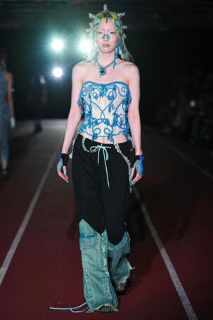 11/38 | YUEQI QI Spring 2025 | Photo: Ko Tsuchiya | Courtesy of JFWO Japan Fashion Week Organization YUEQI QI Spring 2025 | Photo: Ko Tsuchiya | Courtesy of JFWO Japan Fashion Week Organization