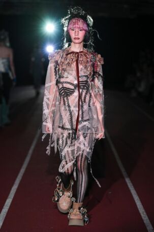 12/38 | YUEQI QI Spring 2025 | Photo: Ko Tsuchiya | Courtesy of JFWO Japan Fashion Week Organization YUEQI QI Spring 2025 | Photo: Ko Tsuchiya | Courtesy of JFWO Japan Fashion Week Organization