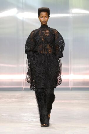 2/52 | 3.1 Phillip Lim Spring 2025 | Photo: NOWFASHION.com 3.1 Phillip Lim Spring 2025 | Photo: NOWFASHION.com