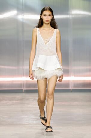 3/52 | 3.1 Phillip Lim Spring 2025 | Photo: NOWFASHION.com 3.1 Phillip Lim Spring 2025 | Photo: NOWFASHION.com