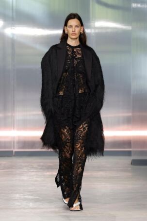 5/52 | 3.1 Phillip Lim Spring 2025 | Photo: NOWFASHION.com 3.1 Phillip Lim Spring 2025 | Photo: NOWFASHION.com