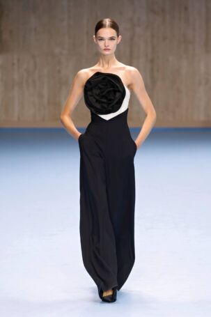 1/63 | Carolina Herrera Spring 2025 | Photo: NOWFASHION.com Carolina Herrera Spring 2025 | Photo: NOWFASHION.com