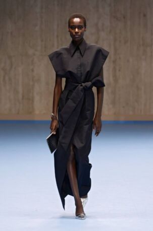 2/63 | Carolina Herrera Spring 2025 | Photo: NOWFASHION.com Carolina Herrera Spring 2025 | Photo: NOWFASHION.com