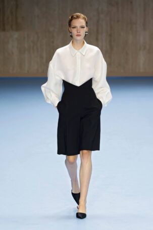 3/63 | Carolina Herrera Spring 2025 | Photo: NOWFASHION.com Carolina Herrera Spring 2025 | Photo: NOWFASHION.com