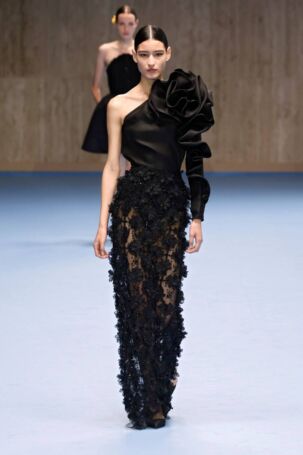 5/63 | Carolina Herrera Spring 2025 | Photo: NOWFASHION.com Carolina Herrera Spring 2025 | Photo: NOWFASHION.com