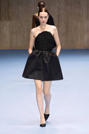 6/63 | Carolina Herrera Spring 2025 | Photo: NOWFASHION.com Carolina Herrera Spring 2025 | Photo: NOWFASHION.com