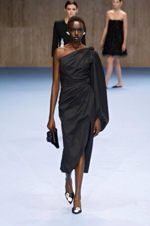 7/63 | Carolina Herrera Spring 2025 | Photo: NOWFASHION.com Carolina Herrera Spring 2025 | Photo: NOWFASHION.com